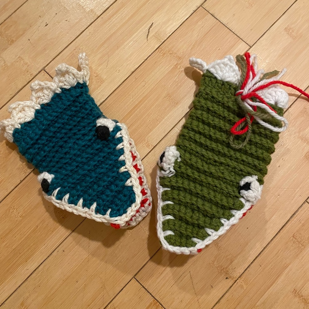 Set of 2 hand kit alligator oven mitts